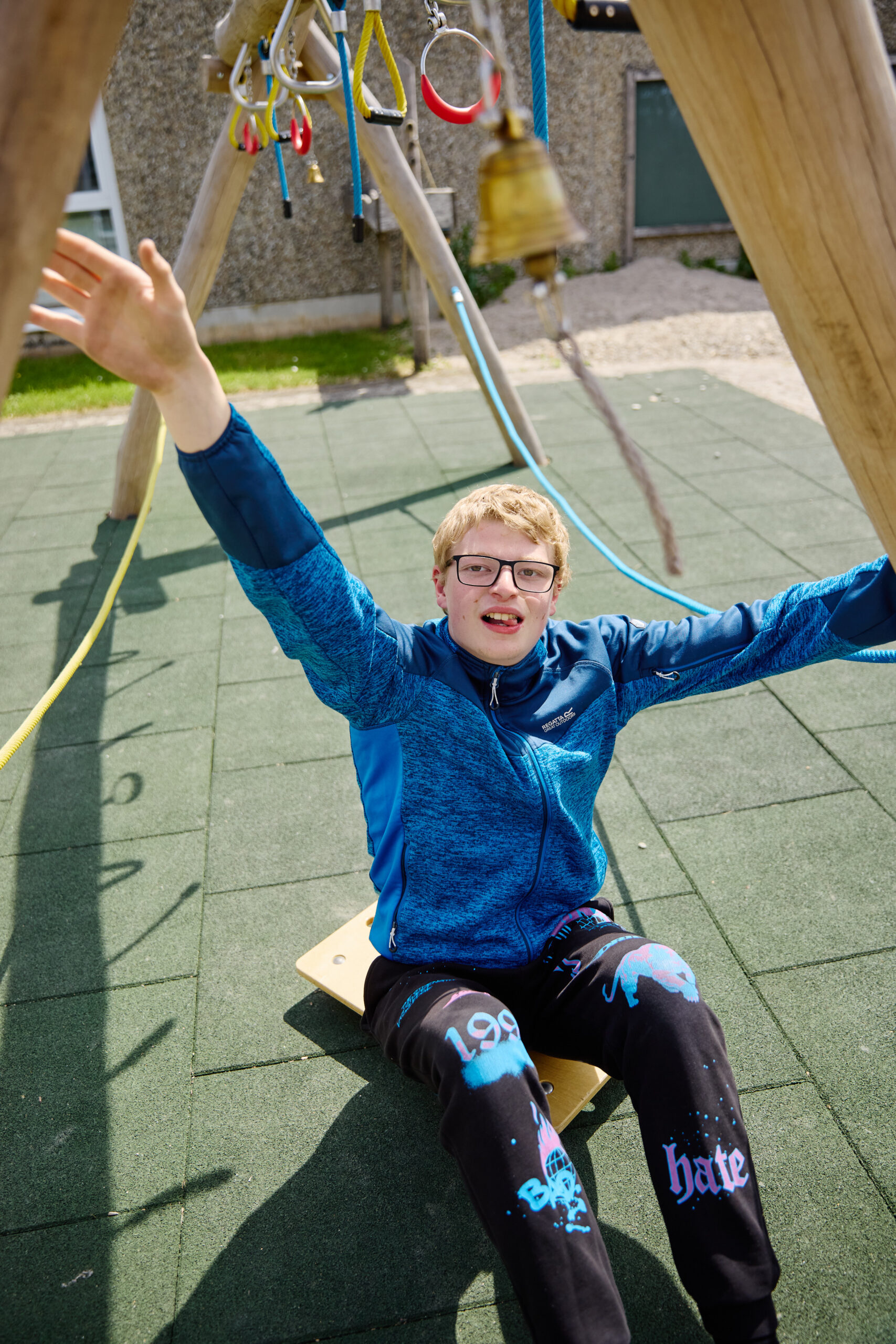 Ein Jugendlicher nutzt ein inklusives Spielgerät auf dem Schulhof der Oberlin-Schule in Kork.
