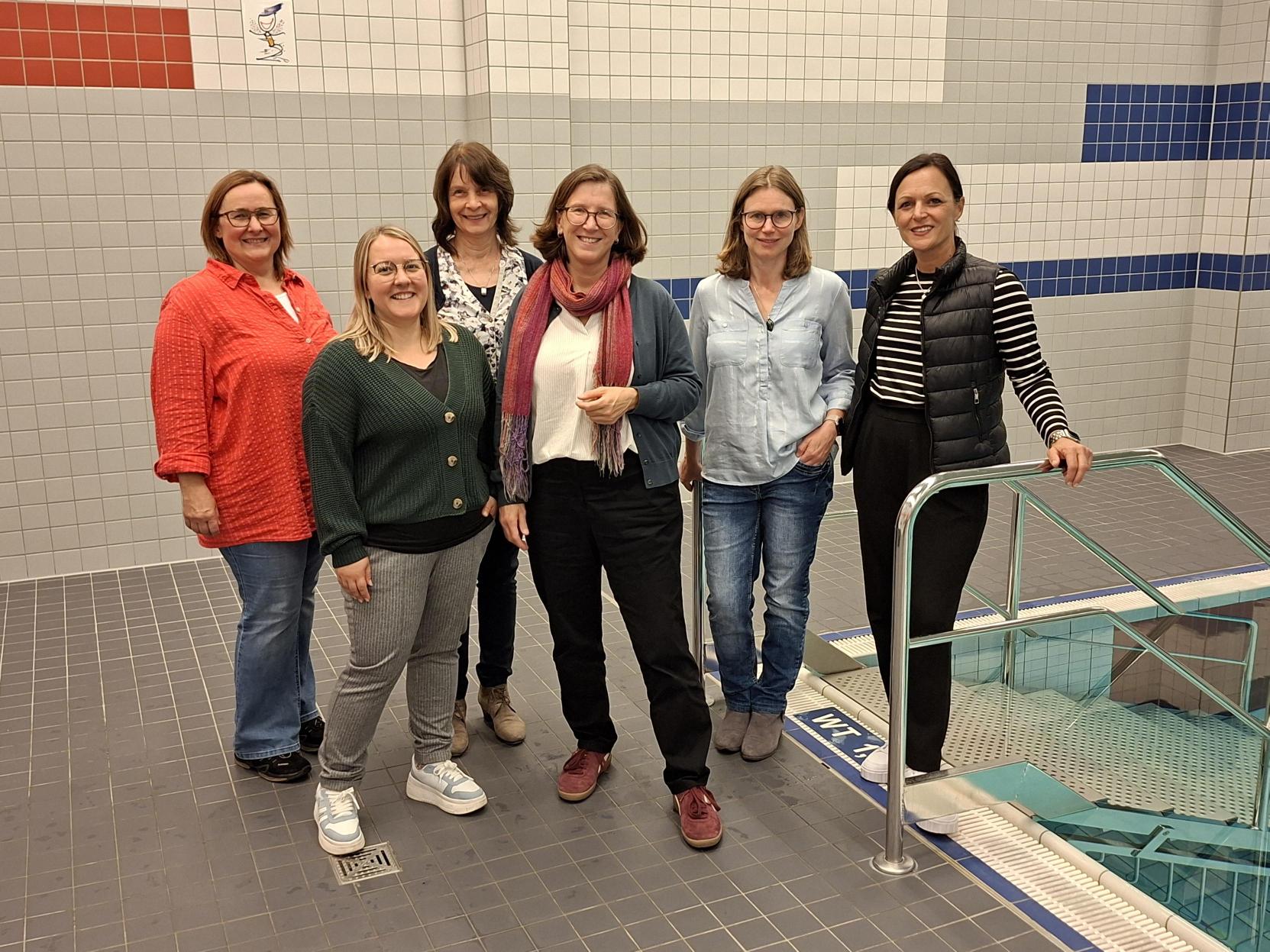 Der neue Vorstand von Wassertropfen Kork bewegt e.V. posiert neben dem Becken im Wassertropfen-Bad.